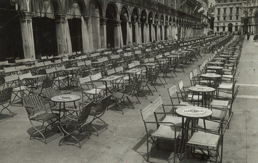 Tavolini con tovagliette Martini in Piazza San Marco a Venezia