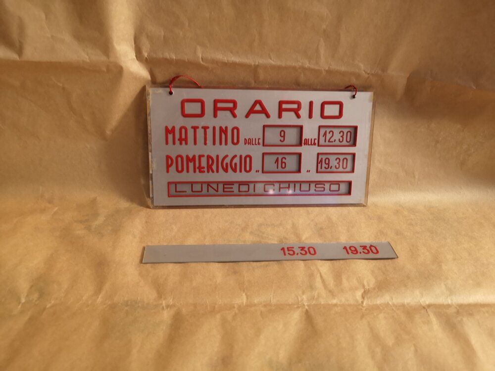 Cartello orari di apertura di un negozio